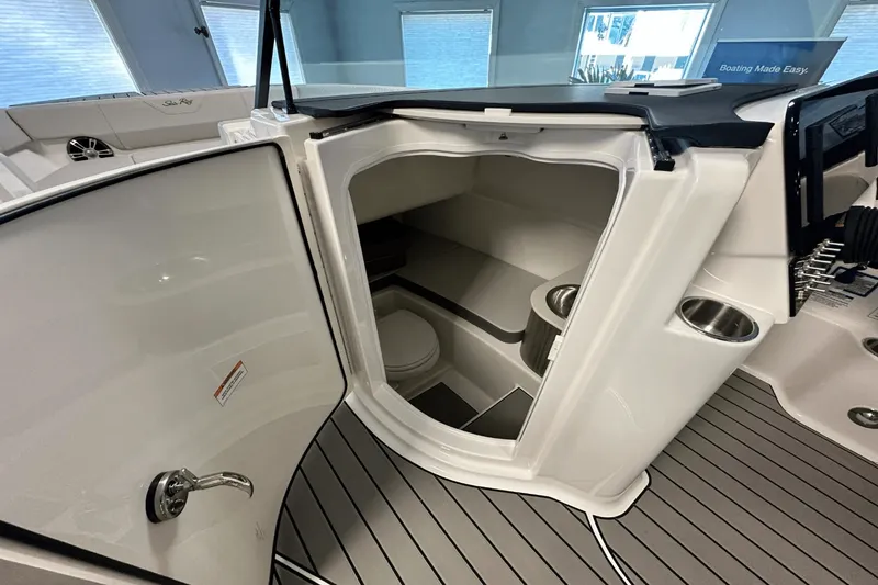 Slide: The Image of Sea Ray SDX 270 2025 - 25
