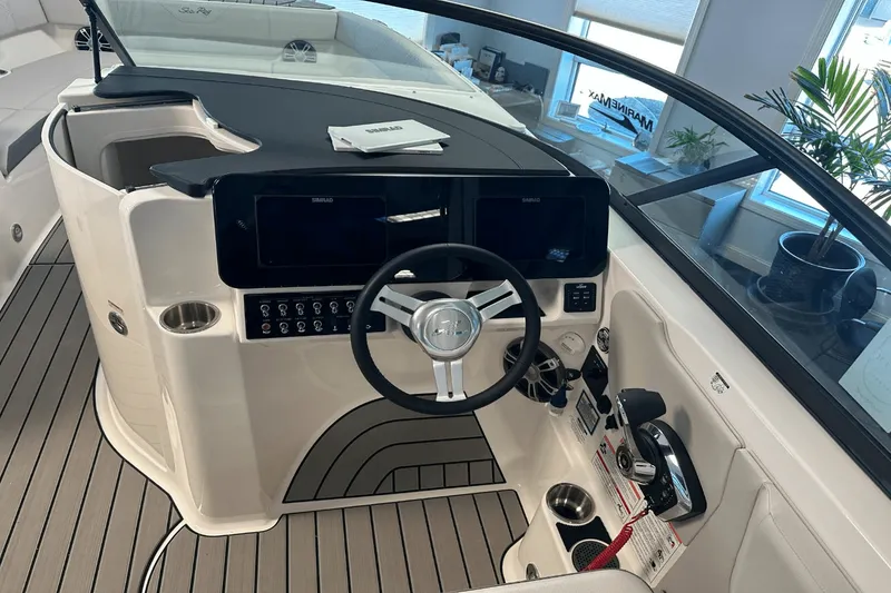 Slide: The Image of Sea Ray SDX 270 2025 - 28