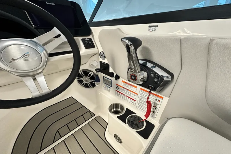 Slide: The Image of Sea Ray SDX 270 2025 - 29