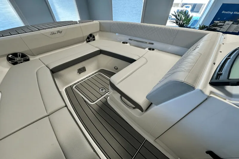 Slide: The Image of Sea Ray SDX 270 2025 - 30