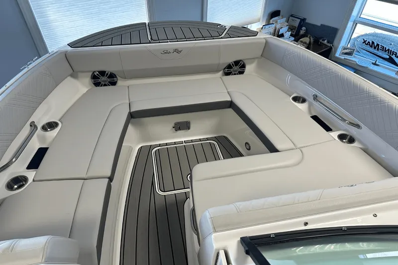 Slide: The Image of Sea Ray SDX 270 2025 - 32