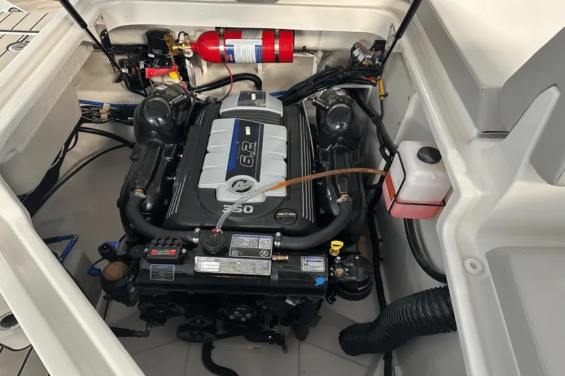 Slide: The Image of Sea Ray SDX 270 2025 - 34