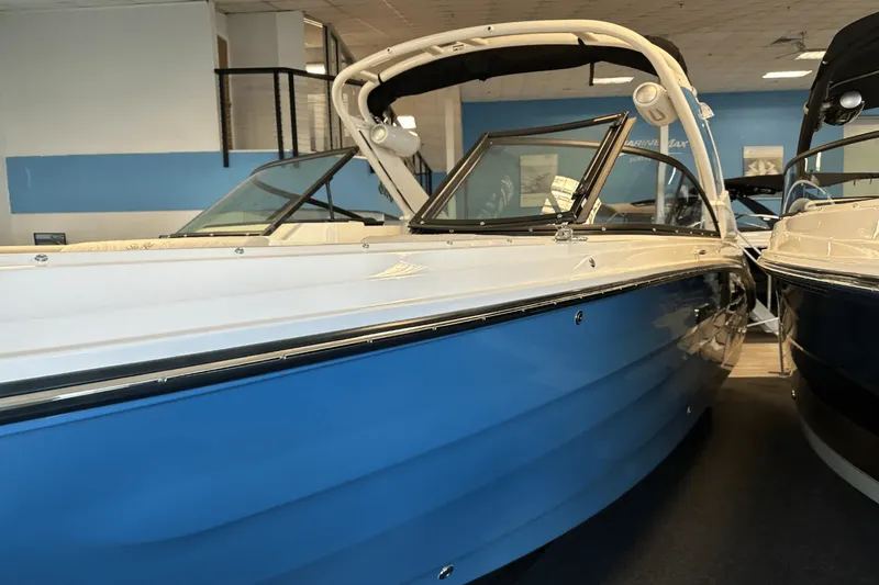 Slide: The Image of Sea Ray SDX 270 2025 - 37