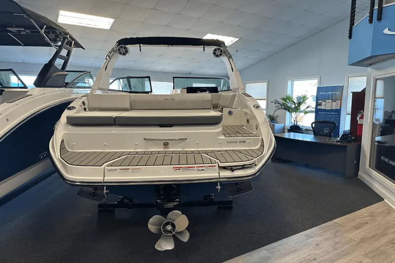 Slide: The Image of Sea Ray SDX 270 2025 - 6
