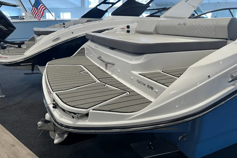 Slide: The Image of Sea Ray SDX 270 2025 - 9