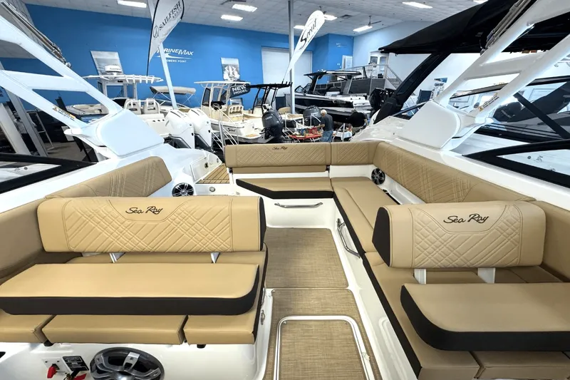 Slide: The Image of Sea Ray 250 SDX 2025 - 12