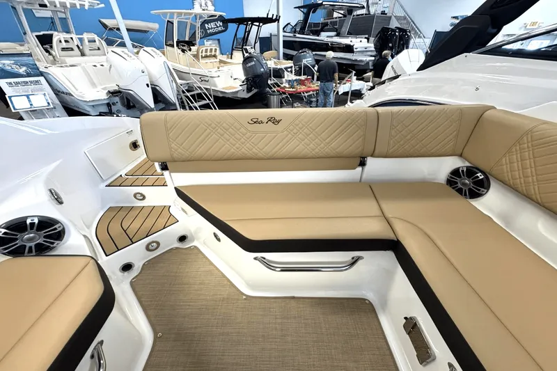 Slide: The Image of Sea Ray 250 SDX 2025 - 13