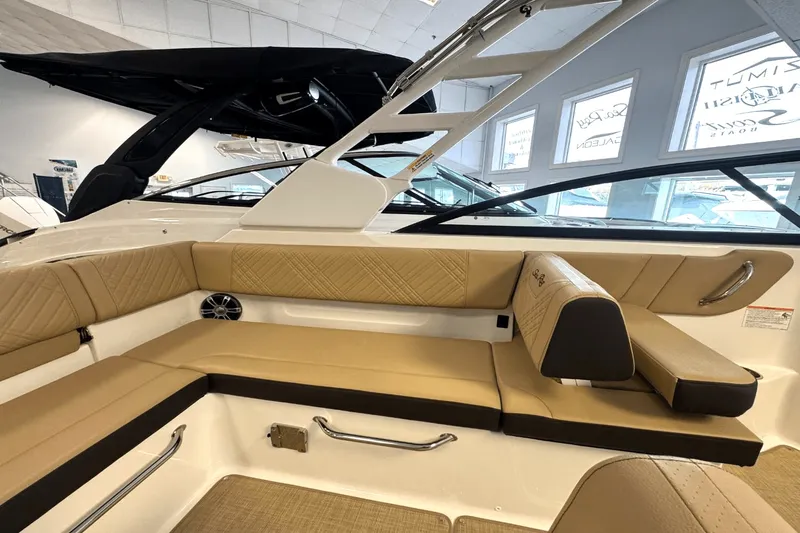 Slide: The Image of Sea Ray 250 SDX 2025 - 15