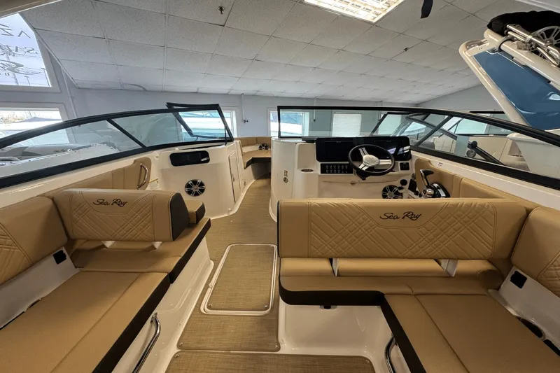 Slide: The Image of Sea Ray 250 SDX 2025 - 16