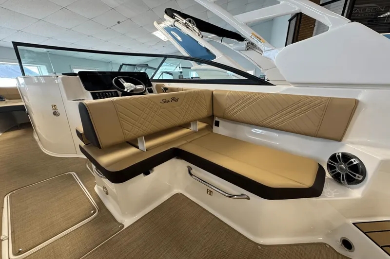 Slide: The Image of Sea Ray 250 SDX 2025 - 19