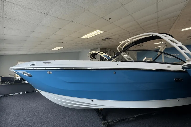 Slide: The Image of Sea Ray 250 SDX 2025 - 2