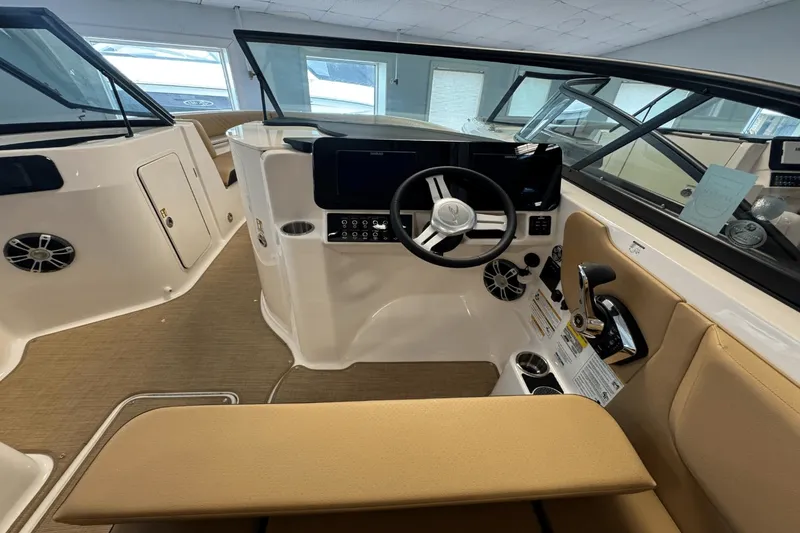 Slide: The Image of Sea Ray 250 SDX 2025 - 21