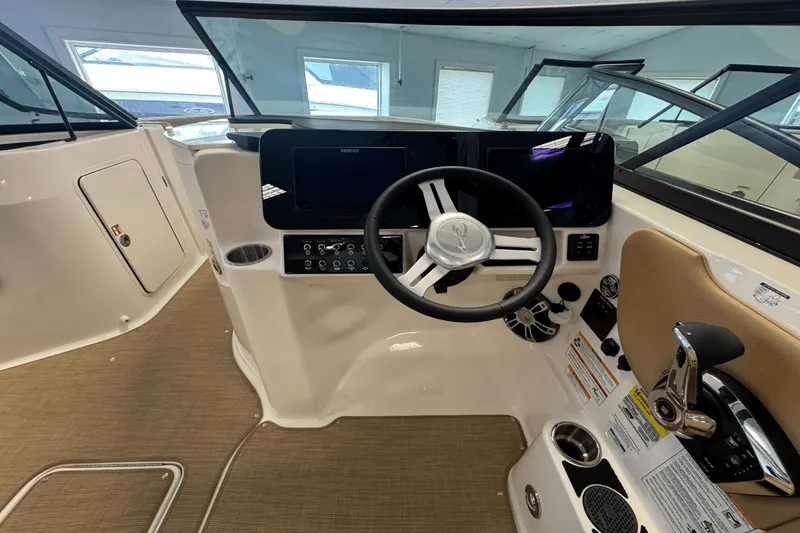 Slide: The Image of Sea Ray 250 SDX 2025 - 22