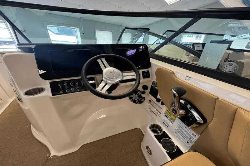 Slide: The Image of Sea Ray 250 SDX 2025 - 23