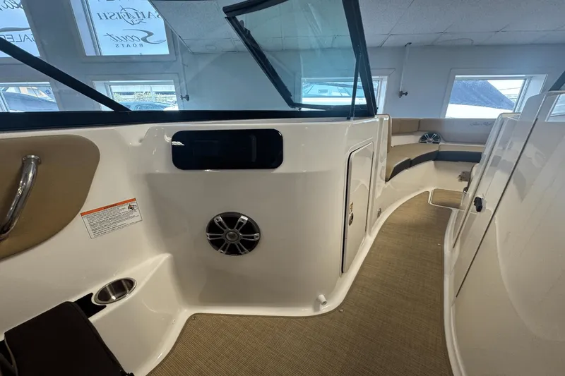 Slide: The Image of Sea Ray 250 SDX 2025 - 24