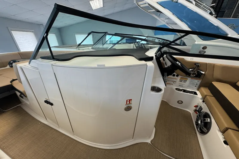 Slide: The Image of Sea Ray 250 SDX 2025 - 25