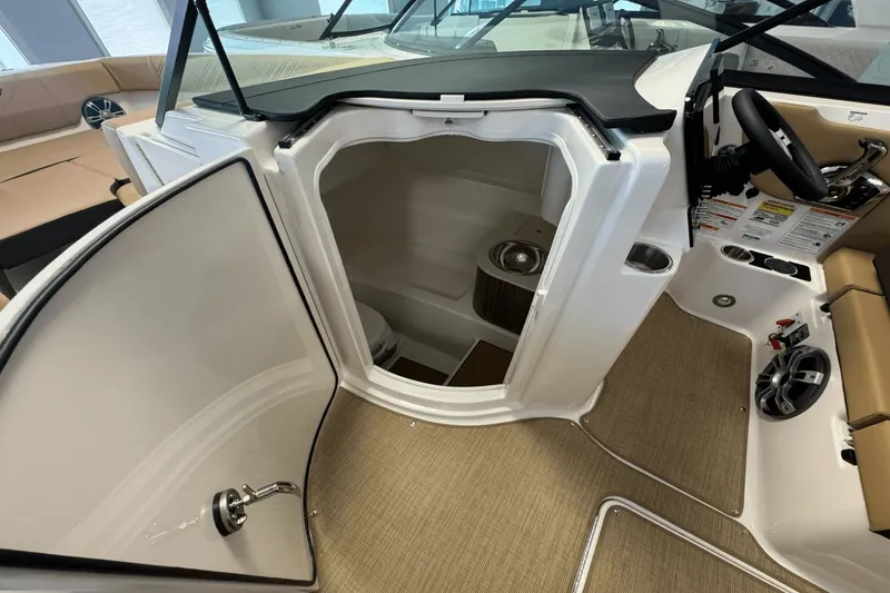 Slide: The Image of Sea Ray 250 SDX 2025 - 27