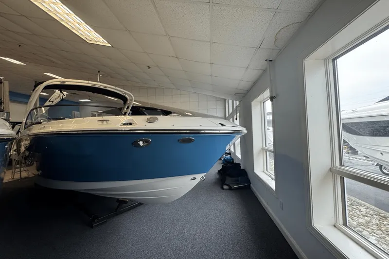 Slide: The Image of Sea Ray 250 SDX 2025 - 3