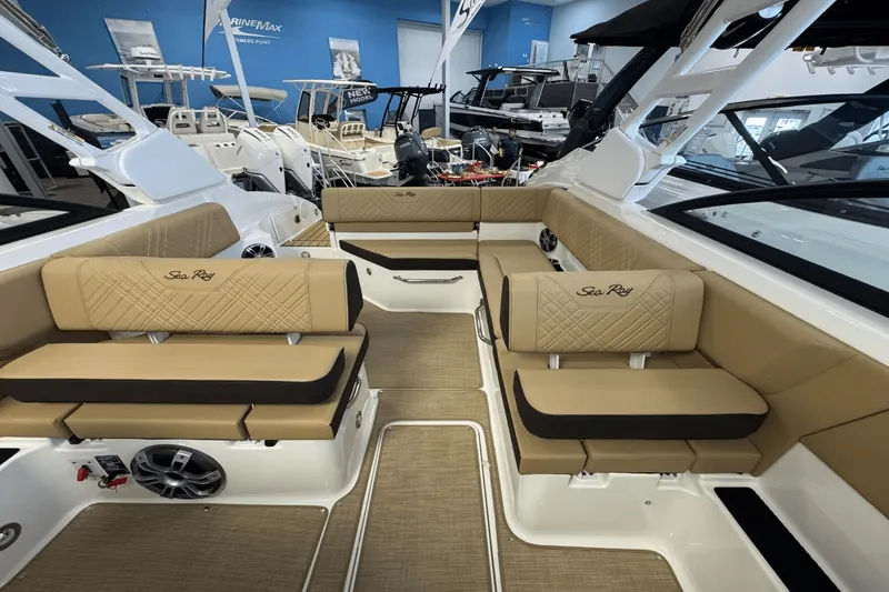 Slide: The Image of Sea Ray 250 SDX 2025 - 30