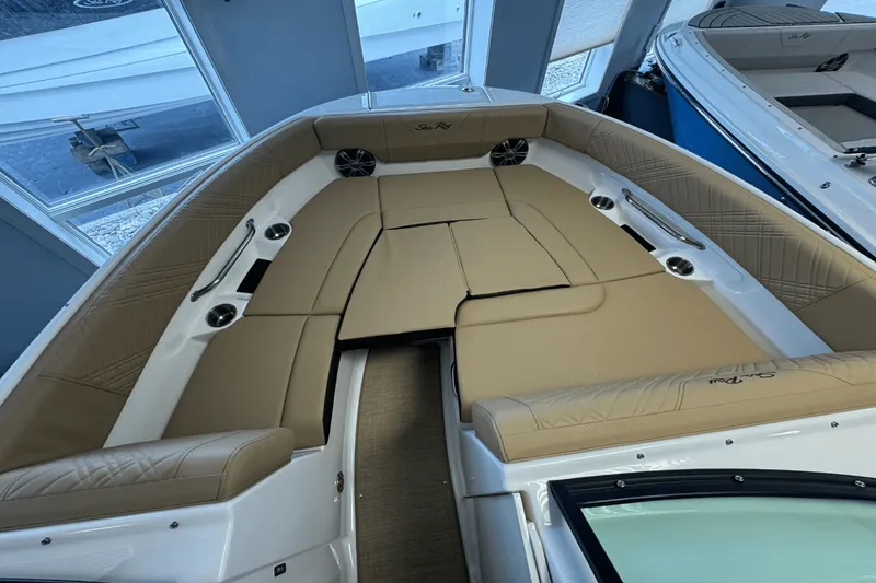 Slide: The Image of Sea Ray 250 SDX 2025 - 33