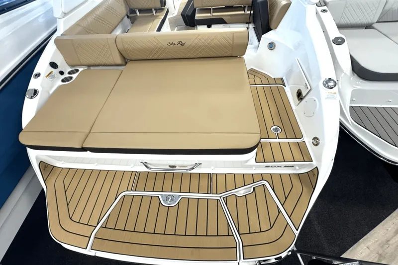 Slide: The Image of Sea Ray 250 SDX 2025 - 6