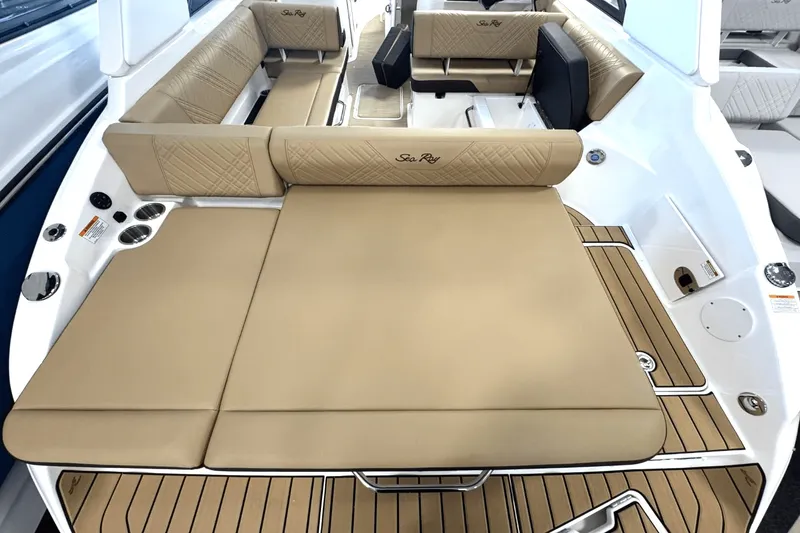 Slide: The Image of Sea Ray 250 SDX 2025 - 7