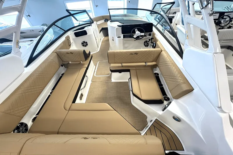 Slide: The Image of Sea Ray 250 SDX 2025 - 8