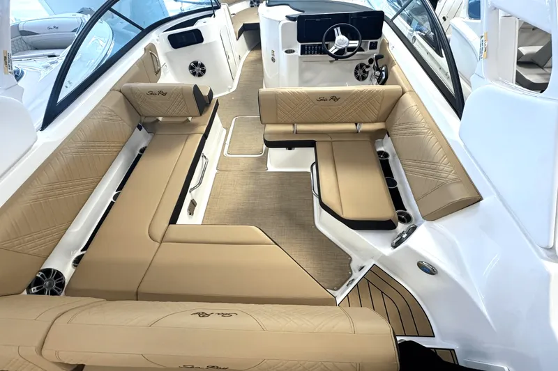 Slide: The Image of Sea Ray 250 SDX 2025 - 9