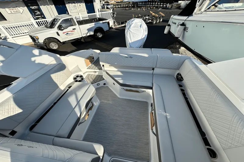 Slide: The Image of Sea Ray SDX 270 Outboard 2025 - 12