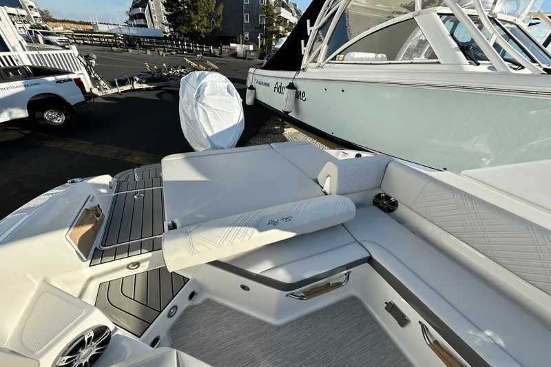 Slide: The Image of Sea Ray SDX 270 Outboard 2025 - 13