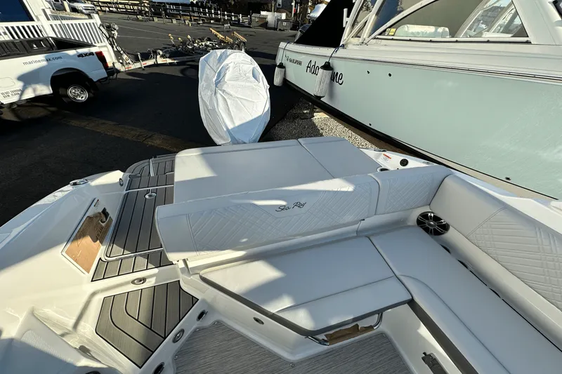 Slide: The Image of Sea Ray SDX 270 Outboard 2025 - 14