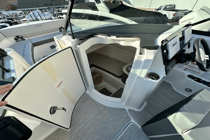 Slide: The Image of Sea Ray SDX 270 Outboard 2025 - 18