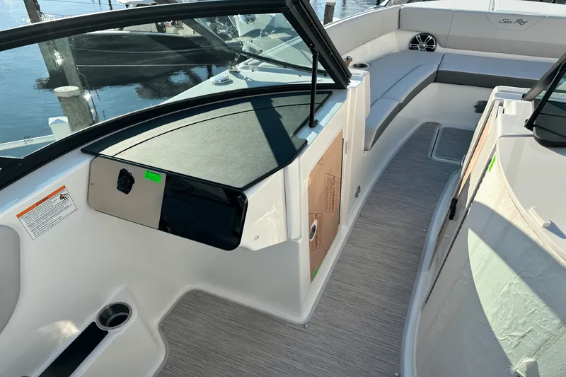 Slide: The Image of Sea Ray SDX 270 Outboard 2025 - 21