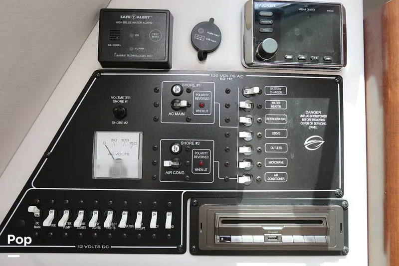 Slide: The Image of Crownline Boats 264CR 2018 - 12508733