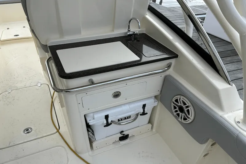 Slide: The Image of Scout 255 Dorado 2025 - 10