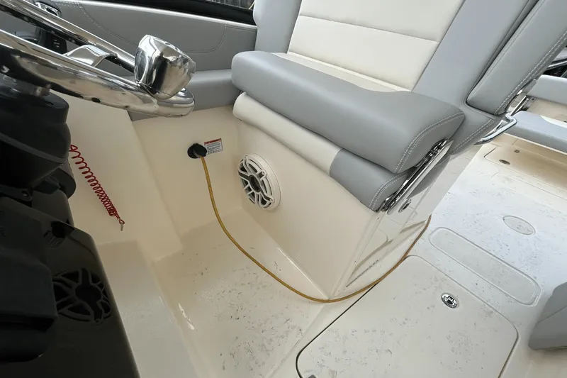 Slide: The Image of Scout 255 Dorado 2025 - 17