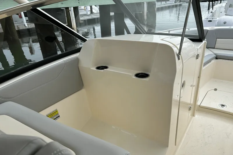 Slide: The Image of Scout 255 Dorado 2025 - 18