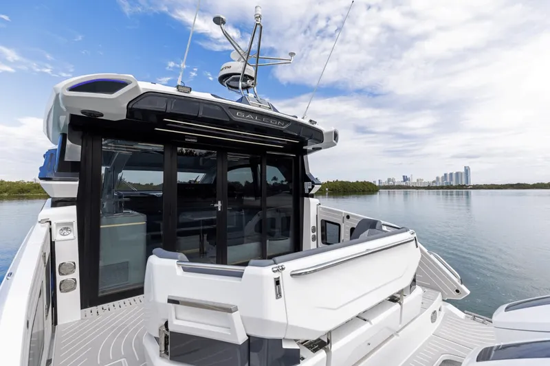 Slide: The Image of Galeon 435 GTO 2025 - 21