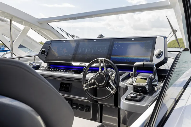 Slide: The Image of Galeon 435 GTO 2025 - 29