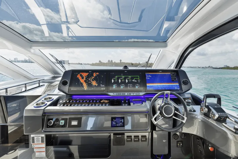 Slide: The Image of Galeon 435 GTO 2025 - 30