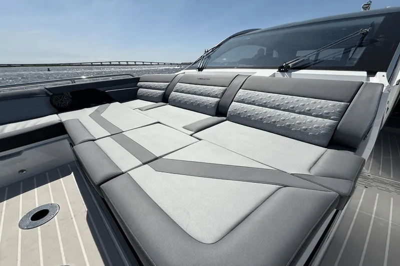 Slide: The Image of Galeon 435 GTO 2025 - 48