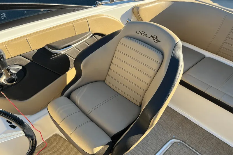 Slide: The Image of Sea Ray 19 SPX OB 2020 - 11