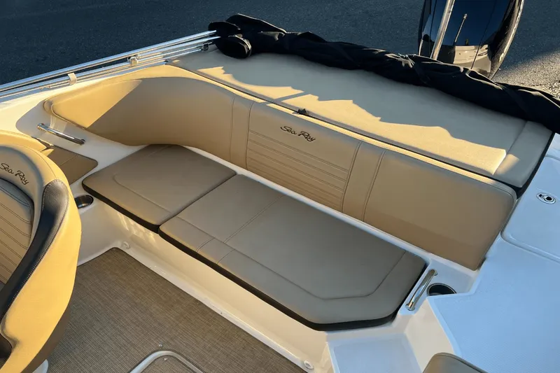 Slide: The Image of Sea Ray 19 SPX OB 2020 - 5