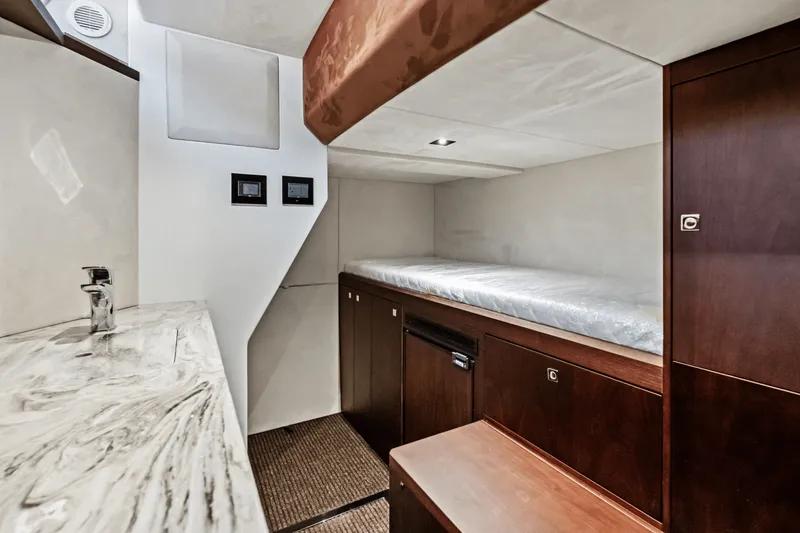Slide: The Image of Galeon 560 FLY 2025 - 103