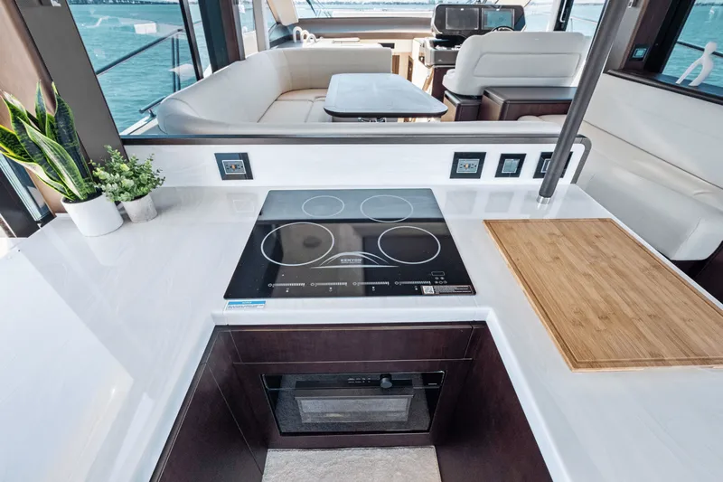 Slide: The Image of Galeon 560 FLY 2025 - 32