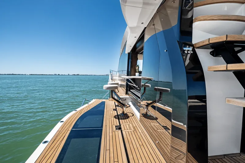 Slide: The Image of Galeon 560 FLY 2025 - 43