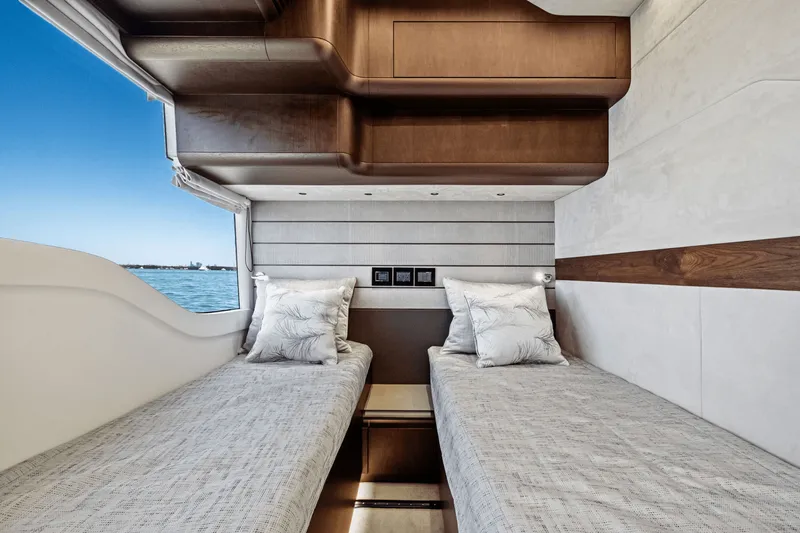 Slide: The Image of Galeon 560 FLY 2025 - 55
