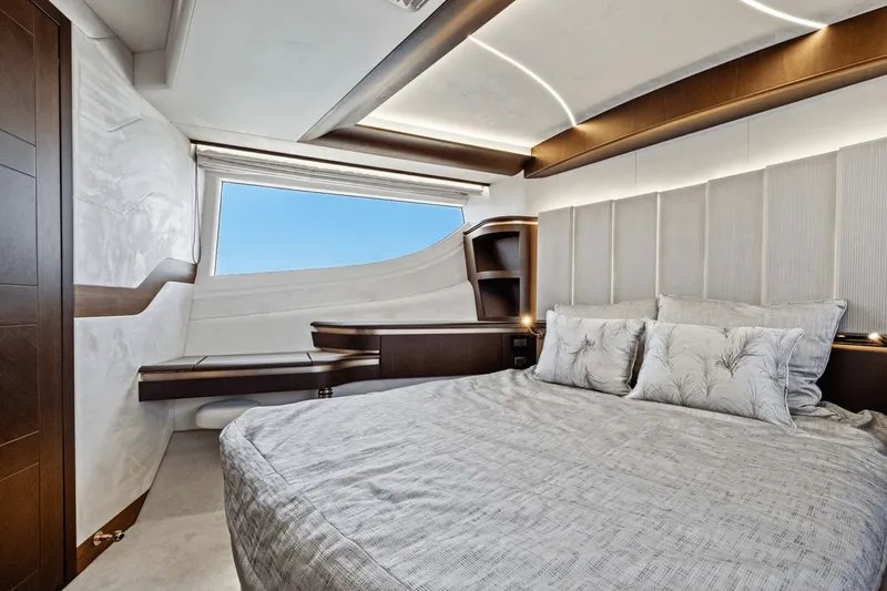 Slide: The Image of Galeon 560 FLY 2025 - 58