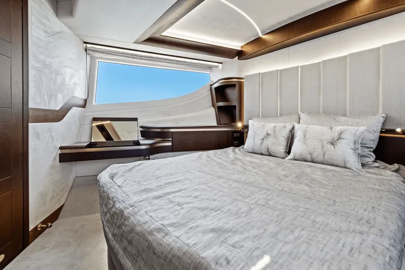Slide: The Image of Galeon 560 FLY 2025 - 59