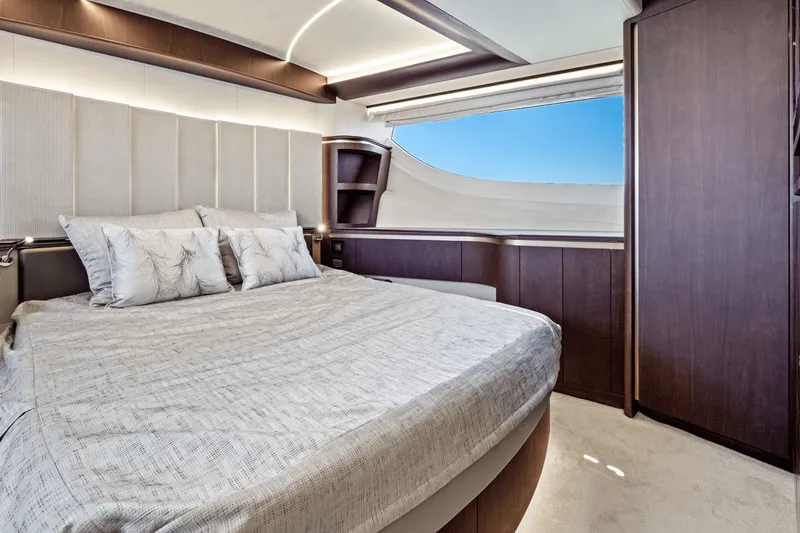 Slide: The Image of Galeon 560 FLY 2025 - 60